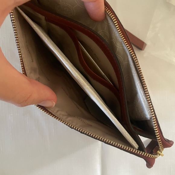 Jesse and co leather wallet with strap. - Picture 3 of 4